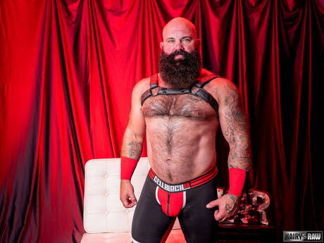 Amerykański dojrzały niedźwiedź Victor West rozbiera się i pokazuje gorący tyłek