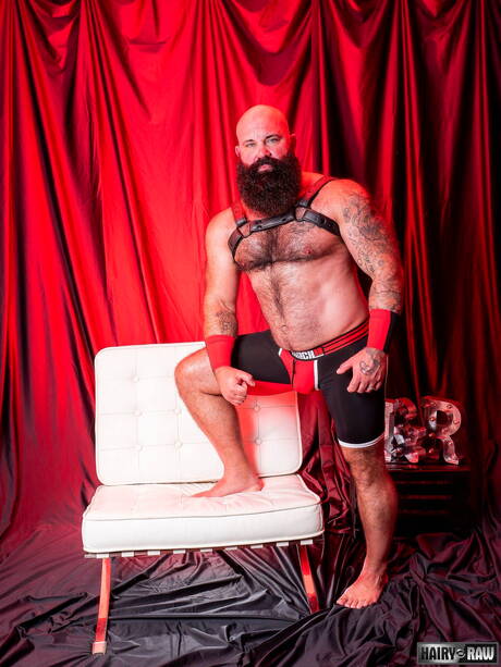 Amerykański dojrzały niedźwiedź Victor West rozbiera się i pokazuje gorący tyłek