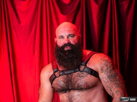 Amerykański dojrzały niedźwiedź Victor West rozbiera się i pokazuje gorący tyłek