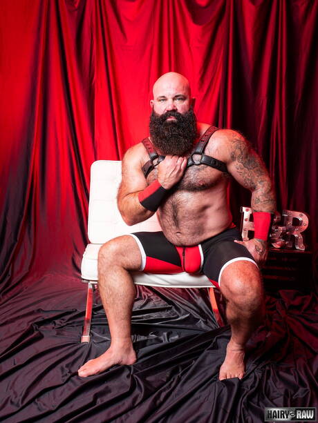 Amerykański dojrzały niedźwiedź Victor West rozbiera się i pokazuje gorący tyłek