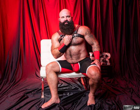 Amerykański dojrzały niedźwiedź Victor West rozbiera się i pokazuje gorący tyłek