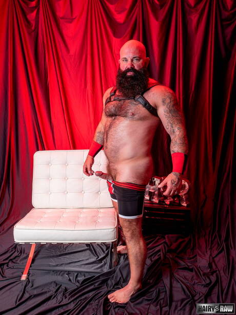 Amerykański dojrzały niedźwiedź Victor West rozbiera się i pokazuje gorący tyłek