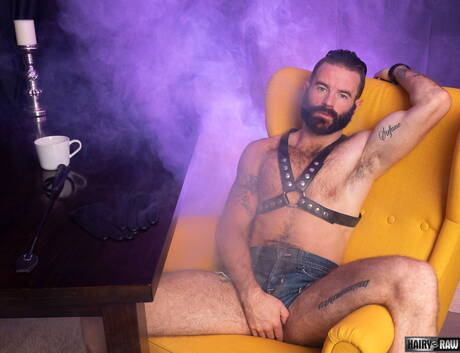 Der irische Bär Brendan Patrick zeigt einen perfekten Körper