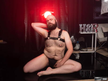 American hairy bear Dax Librastic posing naked and showing hot ass