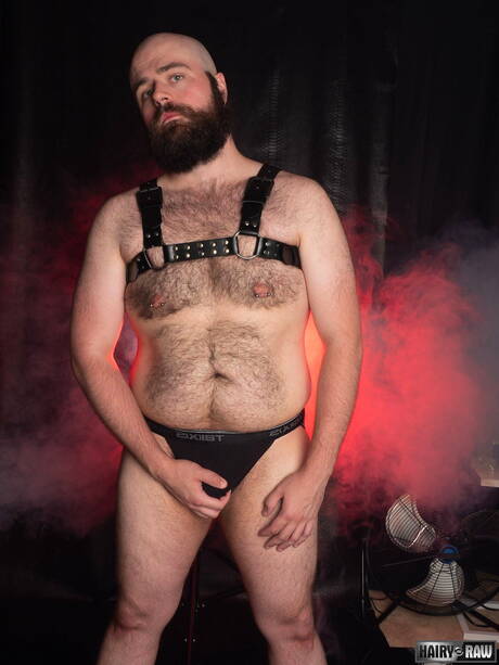 American hairy bear Dax Librastic posing naked and showing hot ass