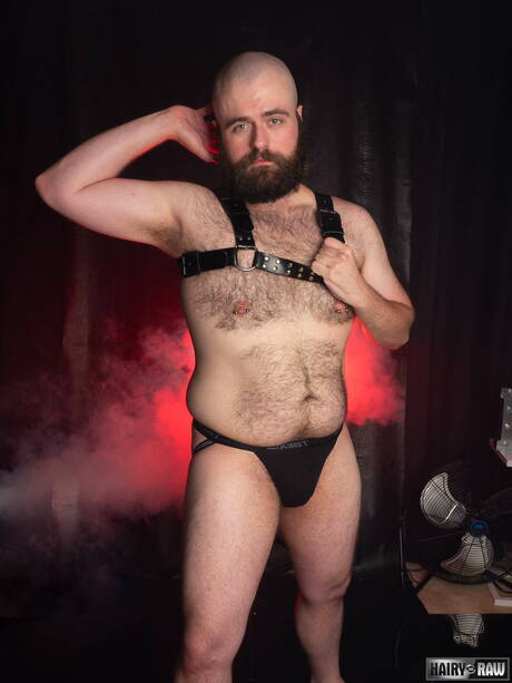 American hairy bear Dax Librastic posing naked and showing hot ass
