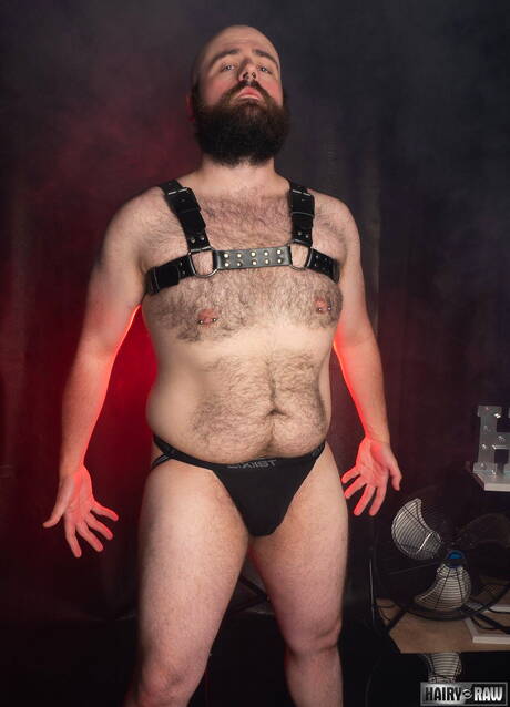 American hairy bear Dax Librastic posing naked and showing hot ass