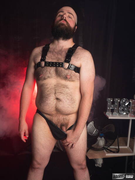 American hairy bear Dax Librastic posing naked and showing hot ass