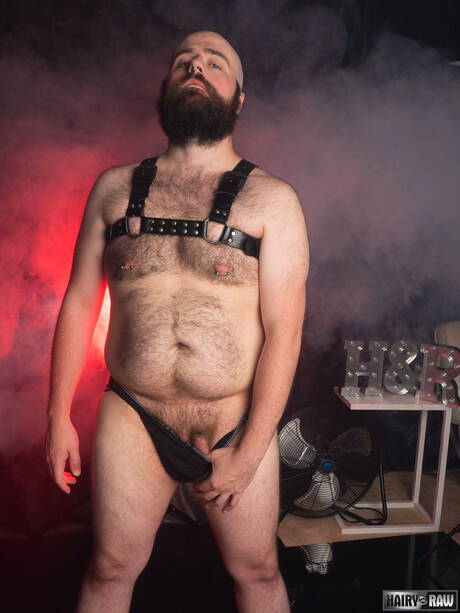 American hairy bear Dax Librastic posing naked and showing hot ass