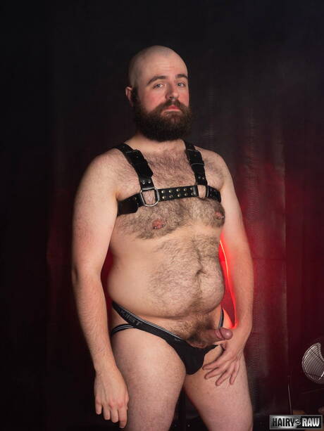 American hairy bear Dax Librastic posing naked and showing hot ass