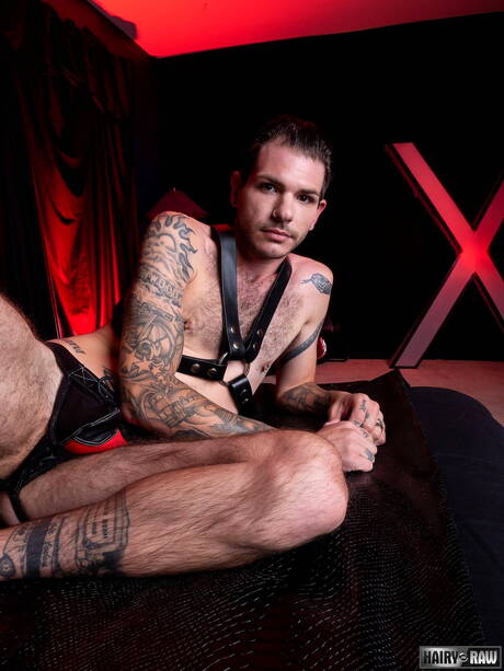 性感大胸脯模特兒Tristan Matthews脫衣服露出屁股