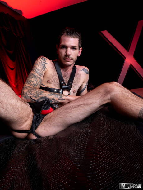 性感大胸脯模特兒Tristan Matthews脫衣服露出屁股