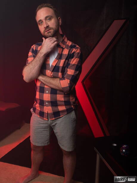 La loutre américaine Harper Davis se déshabille et montre son cul