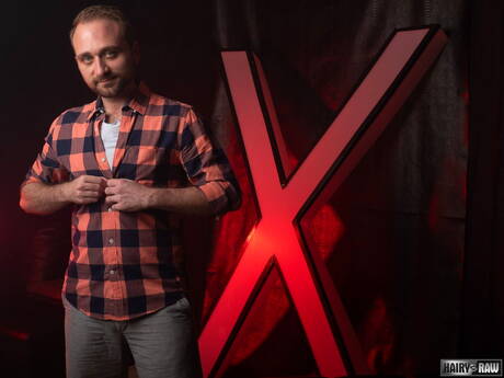 American otter Harper Davis get naked and showing his ass