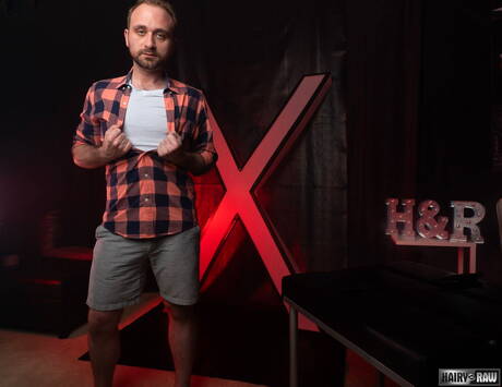 American otter Harper Davis get naked and showing his ass