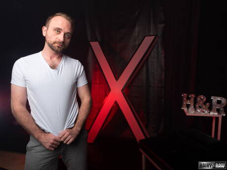 American otter Harper Davis get naked and showing his ass