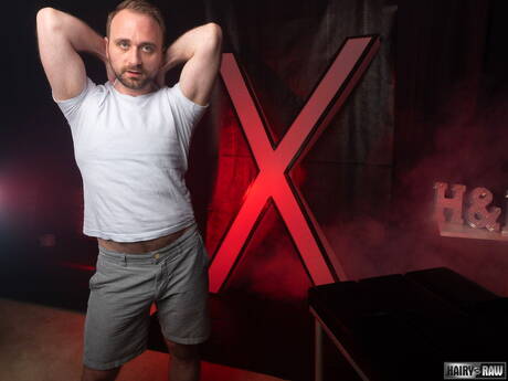 American otter Harper Davis get naked and showing his ass