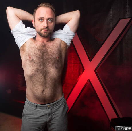 American otter Harper Davis get naked and showing his ass