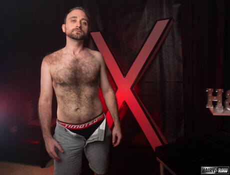 La nutria americana Harper Davis se desnuda y muestra su culo