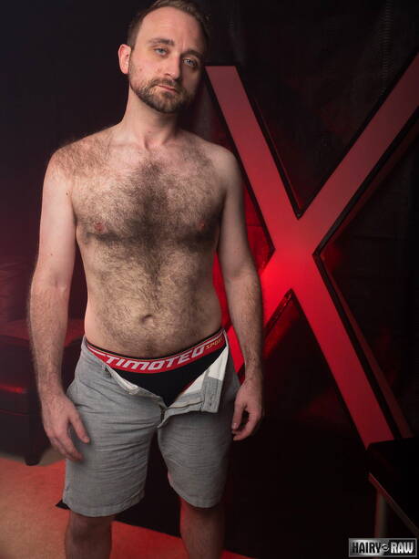 American otter Harper Davis get naked and showing his ass