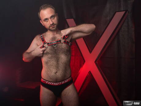 American otter Harper Davis get naked and showing his ass