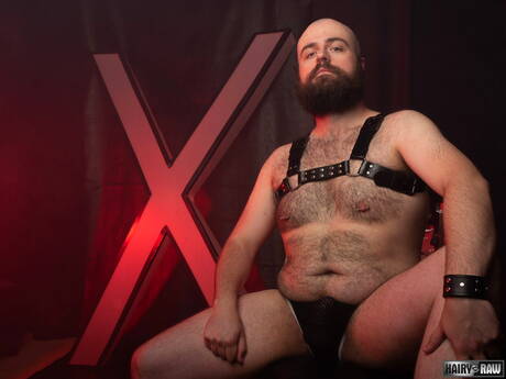 American mature bear Dax Librastic posing nude and showing tight ass