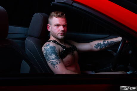 El oso maduro Zachery Rhys se masturba