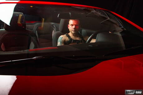 El oso maduro Zachery Rhys se masturba