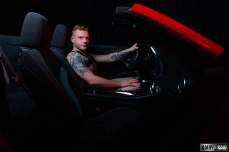 El oso maduro Zachery Rhys se masturba