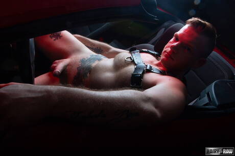 El oso maduro Zachery Rhys se masturba