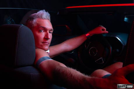 La lontra americana Silver Steele si masturba il cazzo