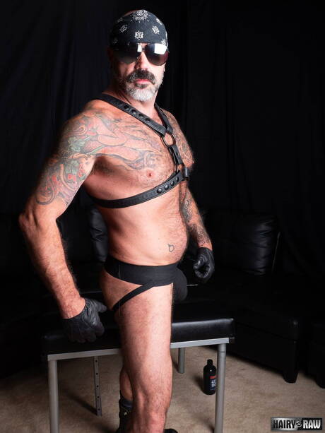 Le taureau américain Scotty Rage se déshabille et montre ses fesses serrées