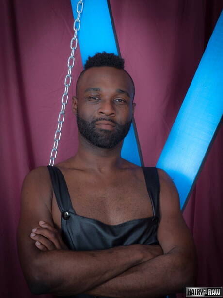 Lontra preta Donte Oxun posando nua