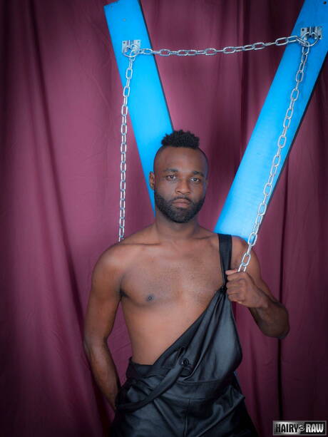 Lontra preta Donte Oxun posando nua