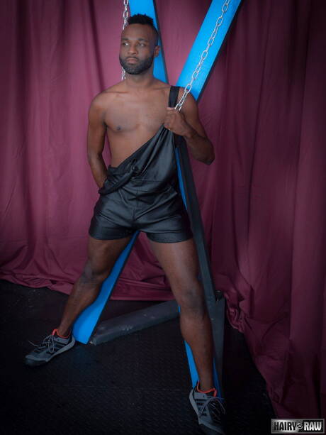 Lontra preta Donte Oxun posando nua