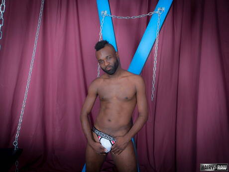 Lontra preta Donte Oxun posando nua