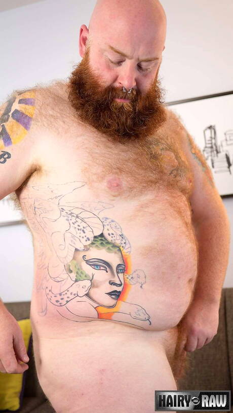 素敵なテイト・テイラーがチンポをいじっている