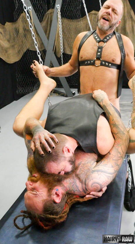 Los chicos sexys Christophe Arsenault, Steve Sommers y Bear Steven se follan entre sí