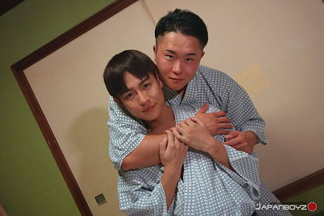 Kosuke bien bâti et le super étalon oriental Ruito baisent le cul après une pipe