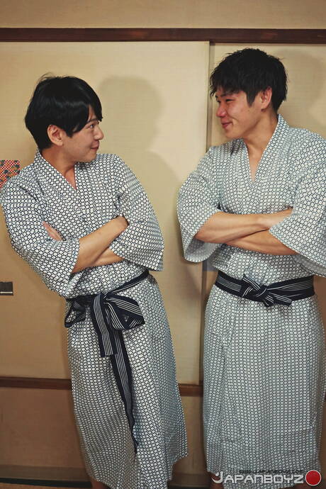 Der stämmige Asiate Ramu und der heiße orientalische Twink Fuji bei heißer Arschfick-Action