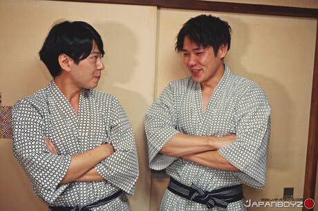 Der stämmige Asiate Ramu und der heiße orientalische Twink Fuji bei heißer Arschfick-Action