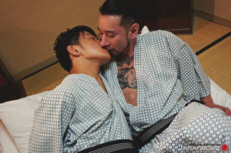 Le minet asiatique Yusaku et le beau gosse Koki 2 baisent après une fellation