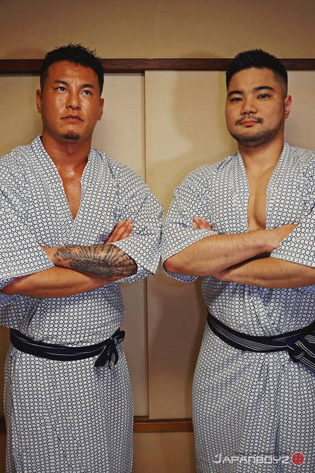 亞洲肌肉男 Rikiya 和超級帥哥 Rio 在吸吮雞巴後操屁股