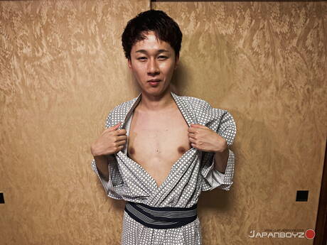 El chico sexy Wataru y el chico sensual Reach follan después de chupar la polla