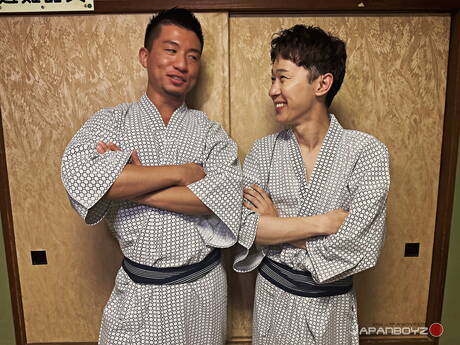 El chico sexy Wataru y el chico sensual Reach follan después de chupar la polla