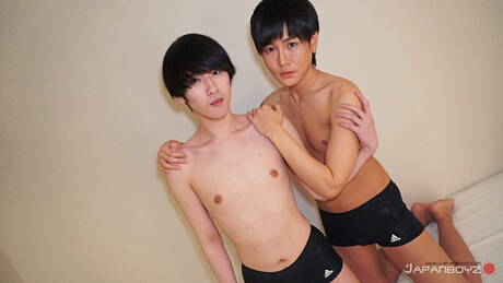 El jovencito caliente Uzin y el supersemental oriental Ruito hacen el amor