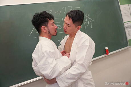 東洋の美しい少年ユサクとハスキーな男ユキ4が熱いセックスをする