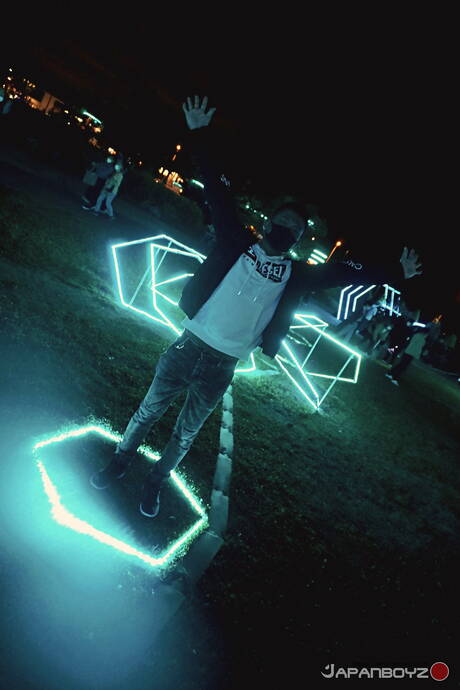 Dobrze zbudowany Reach i krzepki facet Ruito uprawiają dobry seks na zewnątrz