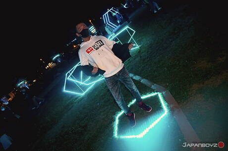 Dobrze zbudowany Reach i krzepki facet Ruito uprawiają dobry seks na zewnątrz