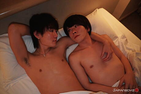 東方帥哥 Haruto 和亞洲帥哥 Ruito 吸吮雞巴後做愛